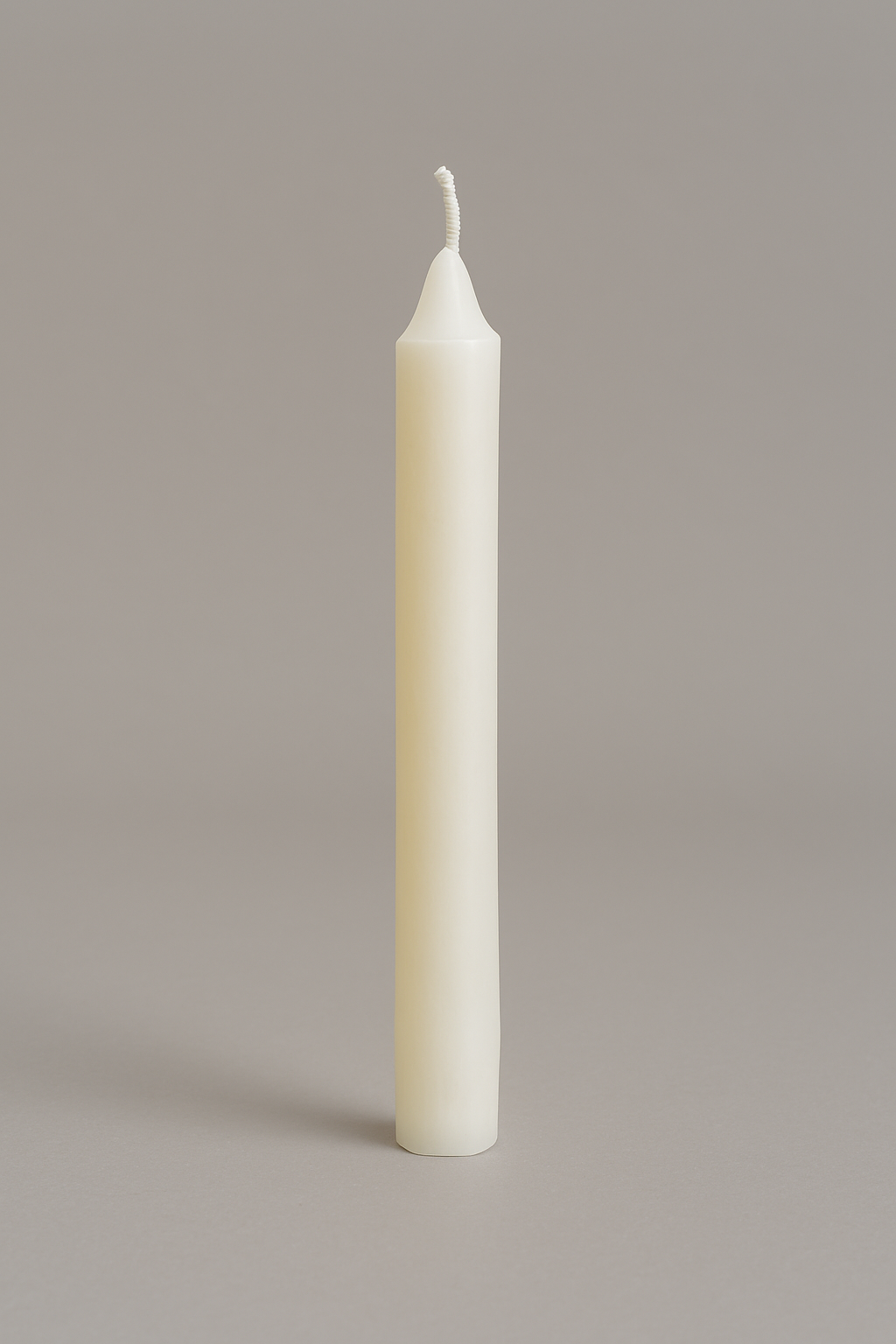 Copilot_blanca bujia17x2 🕯️ Bujía Blanca de Parafina (17 × 2 cm) Minimalismo, pureza y luz ritual