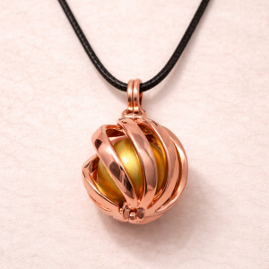 Colgante enjaulado de oro rosa Llamador de Ángeles plateado con cordón negro
