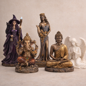 categoría figuras Figuras decorativas sobre fondo beige: bruja con bastón, Ganesha, diosa Fortuna, Buda meditando y ángel blanco arrodillado.