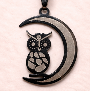 Colgante Búho en Luna de acero inoxidable