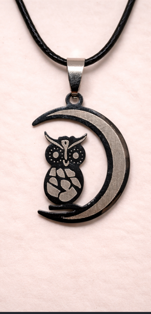 Colgante Búho en Luna de acero inoxidable