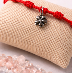 Pulsera 7 Nudos Roja con charm de trébol de 4 hojas