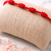 Pulsera 7 Nudos Roja sobre fondo neutro