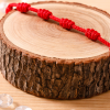 Pulsera 7 Nudos Roja sobre fondo neutro
