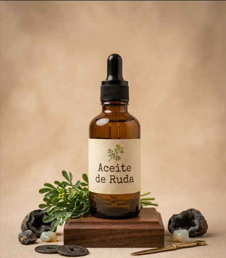 aceite de ruda casero Aceite de Ruda macerado artesanal en frasco de cristal con gotero, rodeado de hojas de ruda