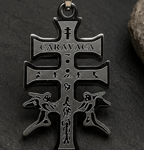 “Colgante Cruz de Caravaca de acero inoxidable con cordón negro.