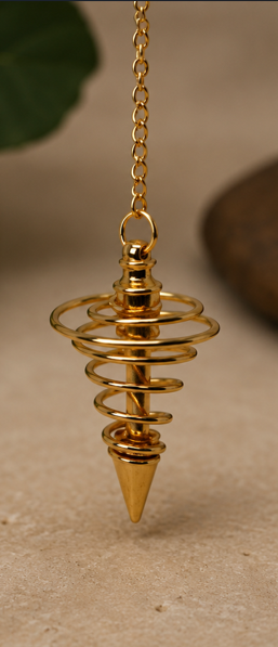 Péndulo espiral de metal dorado con cadena plateada sobre fondo neutro.