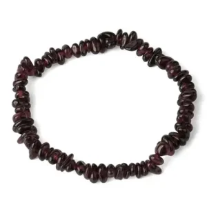 Pulsera chip elástica de granate sobre tarjeta identificativa.