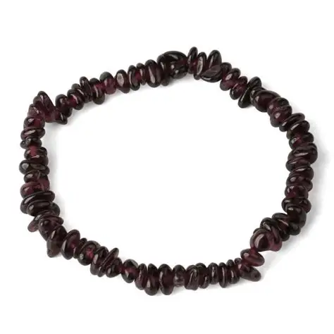 Pulsera chip elástica de granate sobre tarjeta identificativa.